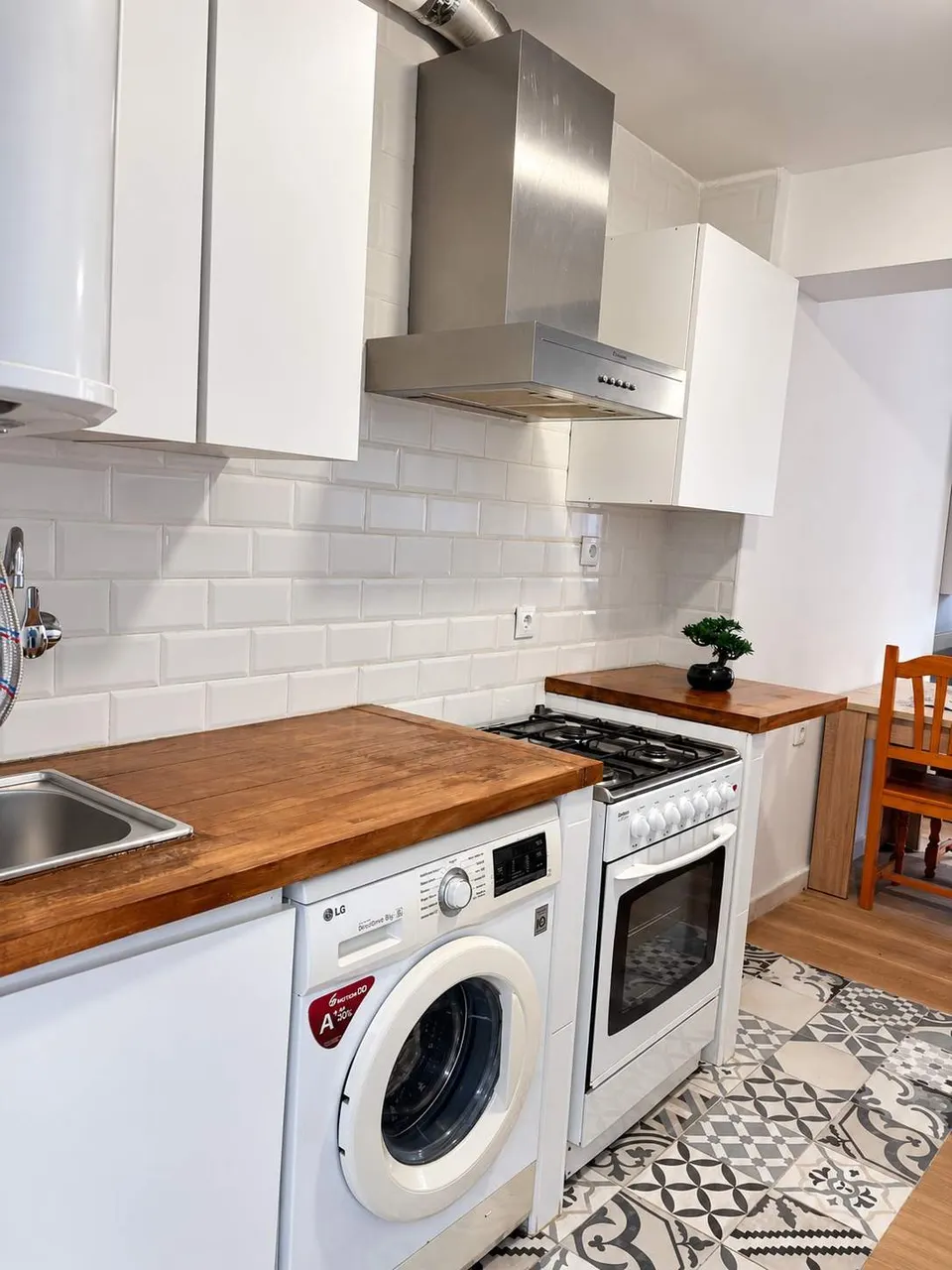 Oportunidad Única en Primera Línea de Playa Lisa: Encantador Apartamento Reformado