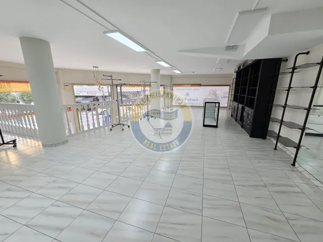 Bajo comercial de gran visibilidad — 7