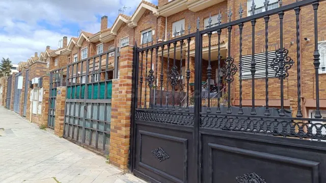 SE VENDE casa OKUPADA en Calle SantoÑ±a Arroyomolinos (Madri - foto 2