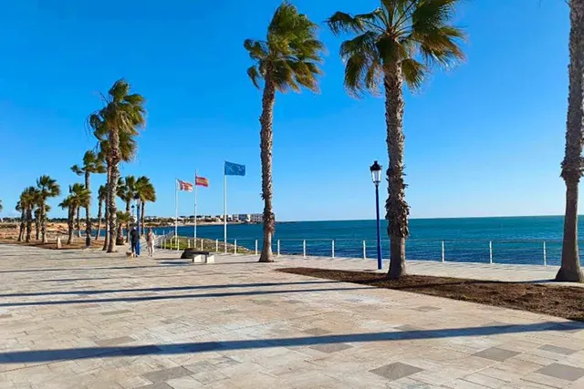 Casa adosada reformada y espaciosa de tres plantas (86 m2) con 3 dormitorios, 2 baños y 1 aseo. Terraza frente, piscina comunitaria, cerca del La Zenia Boulevard y a tan solo 650 m de Playa Flamenca — 44
