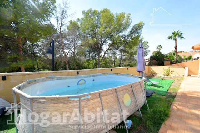 Respira paz entre el mar y la montaña en este exclusivo chalet pareado reformado con piscina privada, solárium y parking — 13