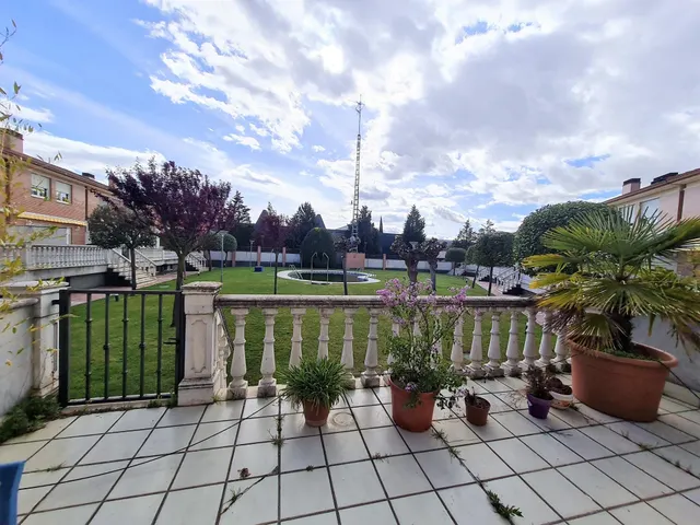 Chalet adosado en alquiler con terraza, piscina y dos plazas de garaje junto al Paseo de Zorrilla — 9