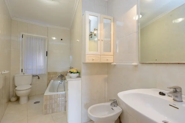 LUZ, CUATRO habitaciones ,TERRAZA Y TRASTERO EN UNA DE LAS MEJORES ZONAS DE OVIEDO — 36