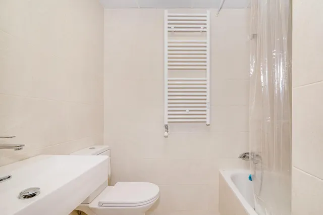 OPORTUNIDAD EN VENTA DE PISO VPO DE 3 DORMITORIOS EN BARRIO ALBAYDA CON PLAZA DE GARAGE Y TRASTERO — 26