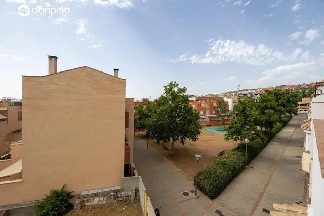 ESPECTACULAR VIVIENDA ADOSADA DE 4 DORMITORIOS CON SÓTANO, TERRAZAS Y PATIO EN GRANADA — 24