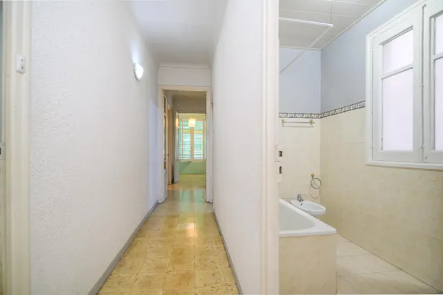 ¡Oportunidad única para inversores! Piso con alta rentabilidad e inquilino solvente en el centro de Manresa — 30