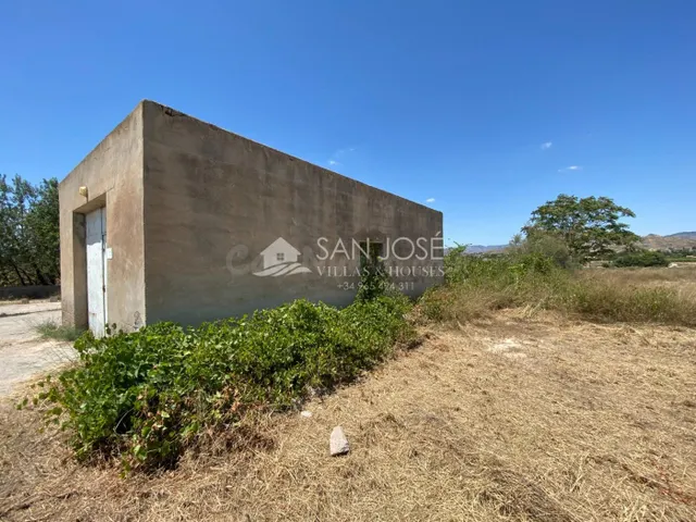 SE VENDE PARCELA RUSTICA EN 2 ESCRITURAS CON ALMACEN AGRICOL - foto 2