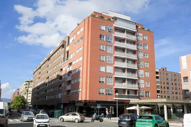Piso en venta en Mendebaldea — 3