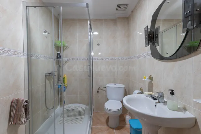 Casa en planta baja con cuatro naves y local — 36