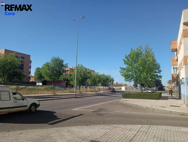 Amplio Local en Bruto con Potencial de Construcción de Vivie