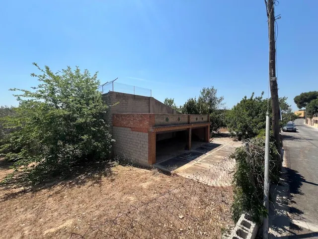 Terreno urbano en Torrent con edificación y frontenis. — 10