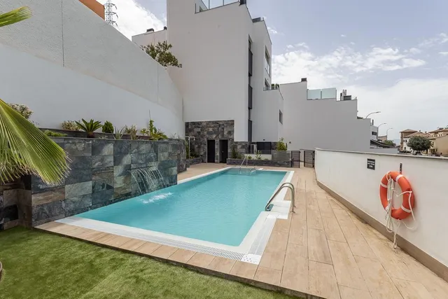 Estudio de reciente construcción con piscina, garaje y zonas comunes en Granada — 16