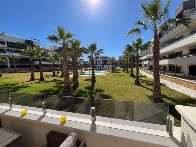 Magnífico apartamento en planta baja con orientación sur, ubicado en el exclusivo residencial Amanecer X, en la demandada zona de Los Altos, en Orihuela Costa. — 16