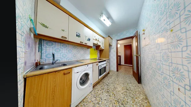 Piso de 77 m2 útiles. Distribuidos en tres dormitorios, salón, cocina, baño y zona de aparcamiento en la parte interior de la urbanización — 12