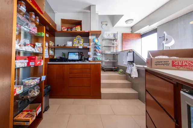 VENTA DE EDIFICIO CONDICIONADA A LA ADQUISICIÓN DE LA PANADERÍA + VIVIENDA + NAVE — 7