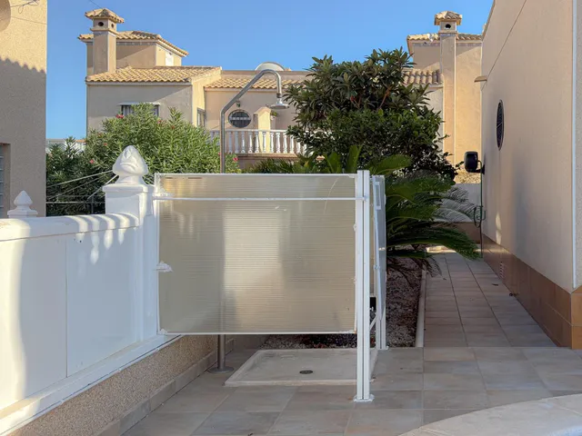 Orihuela Costa! Impresionante Villa Mediterránea con generosa parcela y amplias terrazas + Solarium privado con increíbles vistas panorámicas — 9