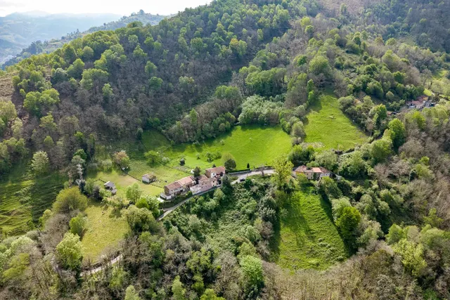 Casa  asturiana de piedra a rehabilitar con finca de 32.000 m2  en Llaneces (Mieres) — 8