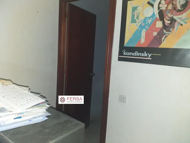 SE VENDEN TRES LOCALES COMERCIALES EN PLENO CENTRO. — 33