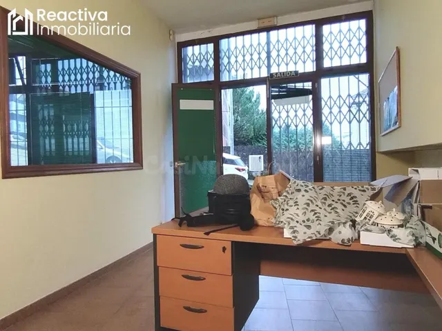 Bajo de oficinas + 2 plazas de garaje en Santiago, zona de S - foto 4