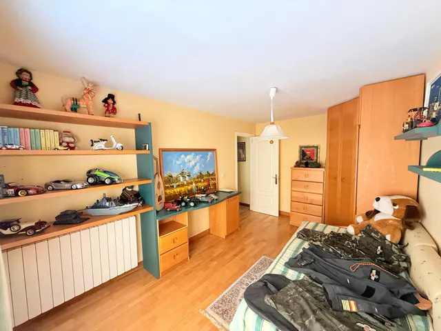 VENTA EN PLENO DOMINIO · Gran chalet de 545 m2 con placas solares y parcela privada de 3.000 m2 · Boadilla del Monte — 32