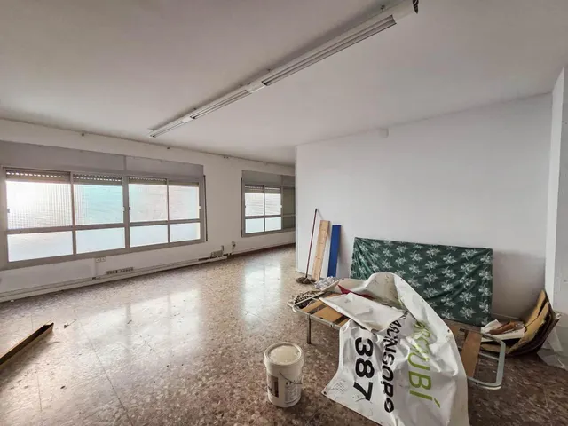 Primera planta de edificio de oficinas en alquiler en Barberá del Vallés — 11