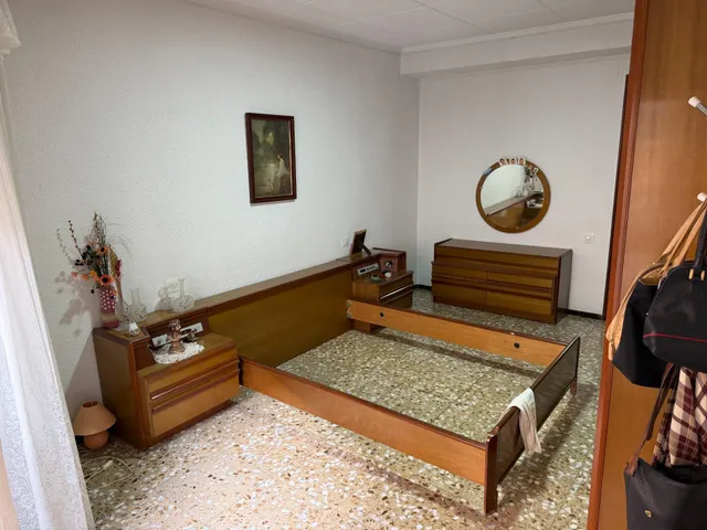 Piso con ascensor, 4 dormitorios, 2 baños, cocina 19 m2 con patio pisable, salon comedor, tres piezas a la calle. — 34