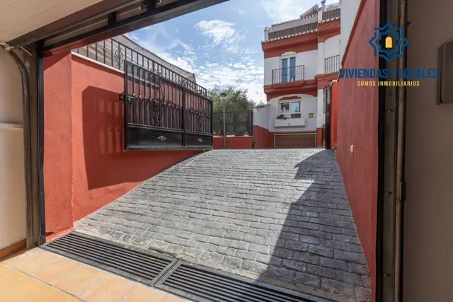 ADOSADA CON 4 DORMITORIOS, AMPLIAS TERRAZAS Y VISTAS A GRANADA Y SIERRA NEVADA — 44