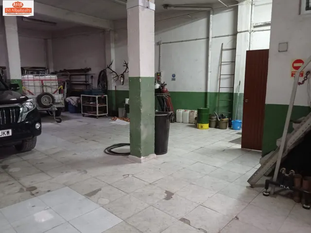 OPORTUNIDAD!! ALMACÉN-APARCAMIENTO CON VADO ZONA CARRETERA DE JAEN. — 2