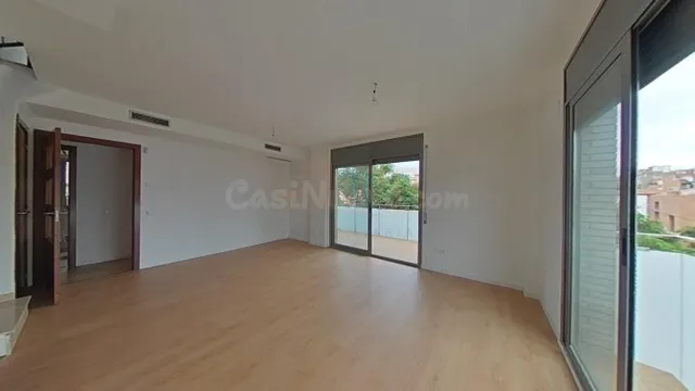 Ático dúplex como nuevo con piscina comunitaria, luz, amplit - foto 5