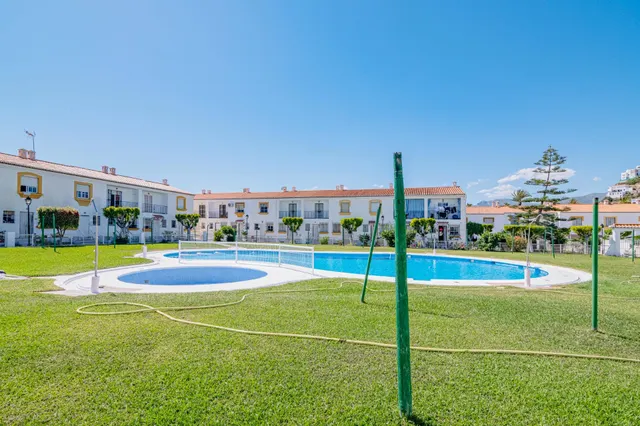 Chalet adosado en Salobreña playa, urb. privada con piscina y jardines. — 11