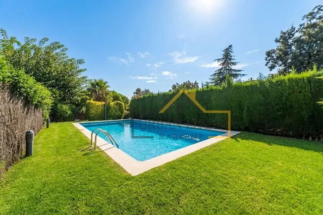 Casa adosada con piscina y garaje para 4 coches. — 35
