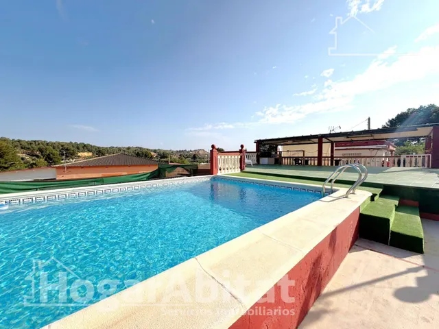 Chalet con piscina, garaje, terraza y barbacoa — 29