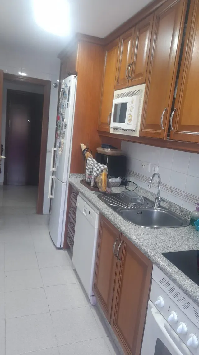 PISO CON ASCENSOR, GARAJE Y TRASTERO EN AVDA. LIBIA!! - foto 5
