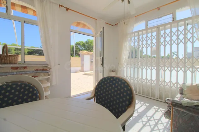 Chalet independiente con piscina privada, jardín y garaje en El Chaparral, Torrevieja — 5