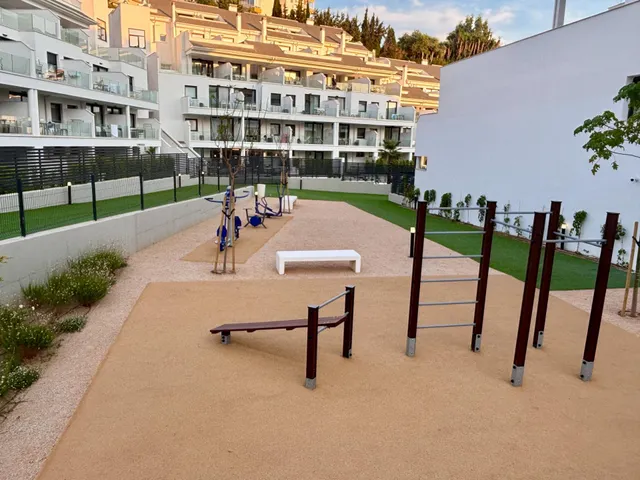 Moderno Apartamento en Fuengirola con Vistas y Amplias Zonas Comunes por €310,000 — 11
