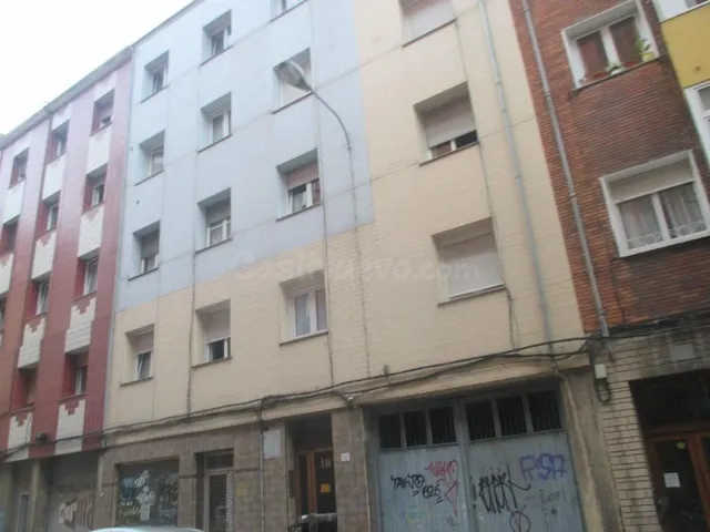 Se vende Piso OKUPADO en Calle Calle Los Pedregales 18 Gijón