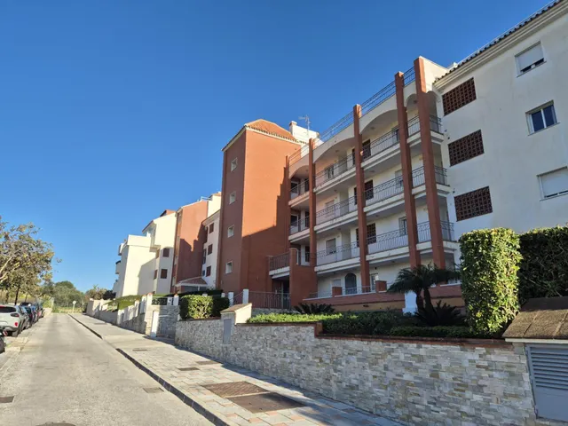 Luminoso piso de 2 dormitorios con amplia terraza y 2 garajes en Los Pacos, Fuengirola — 6