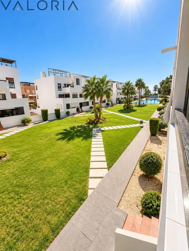 Apartamento con amplia terraza, garaje y trastero en Residen - foto 2