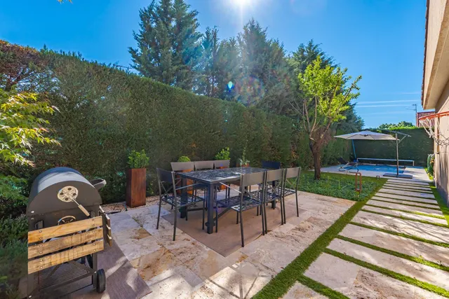 MAGNÍFICO CHALET EN LA SIERRA DE GUADARRAMA PARA VIVIR EN UNA PLANTA Y LISTO PARA ENTRAR A 25 MINUTOS DE MADRID CON PORCHE, JARDÍN Y PISCINA — 44