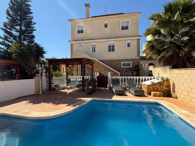 Un chalet totalmente reformado con vistas a la montaña — 2