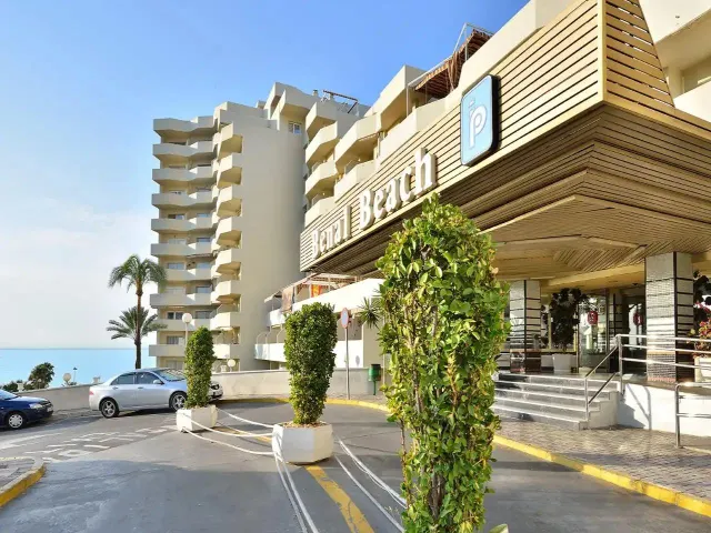 OPORTUNIDAD EN BENALBEACH — 27