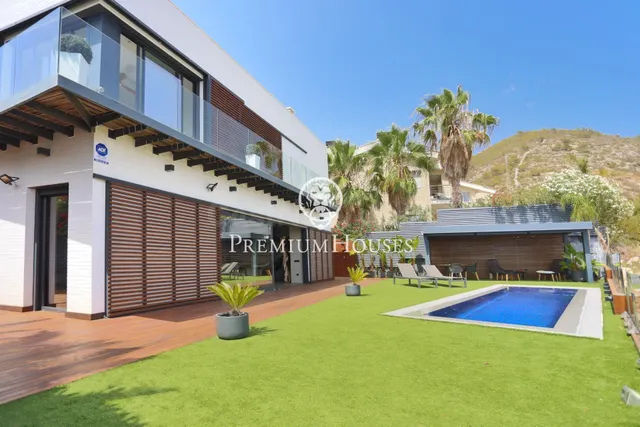Casa independiente a la venta con vistas al mar en Montgavin - foto 2