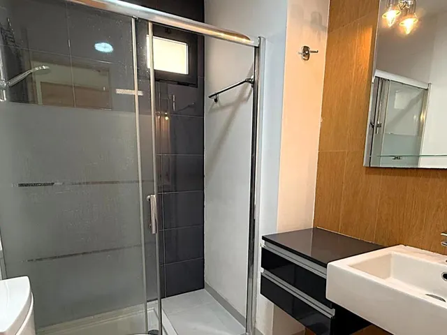 Planta baja moderna (aprox. 63 m2) con 2 dormitorios, 2 baños y amplia terraza/jardín. Gran zona de piscina, cerca del La Zenia Boulevard, ¡y a 15 minutos a pie de la Playa de La Zenia! — 24