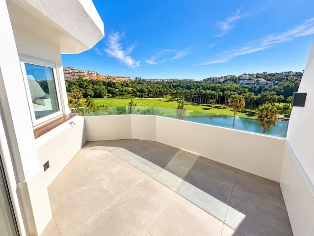 Adosado reformado  en venta con vistas panorámicas al golf en Torrequebrada, Benalmádena — 16
