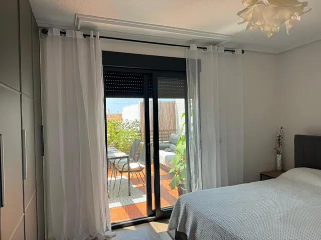 Ático orientado al sur con vistas al mar y amplia terraza en el centro de Torrevieja — 22