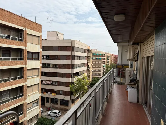 Se alquila amplio piso con plaza de parking — 15