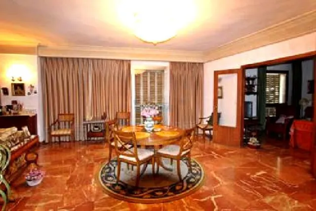 Gran piso en venta en edificio señorial, situado en el centr