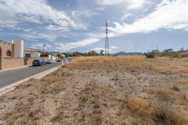 Terreno urbano de 750 m2 en Altos de La Zubia. Parcela 17, manzana M — 19