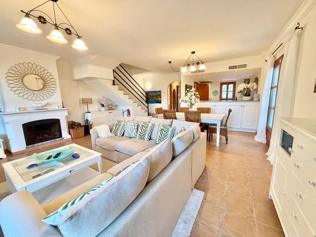 EXCLUSIVO CHALET EN PRIMERA LINEA DE MAR CON LICENCIA VACACI - foto 5