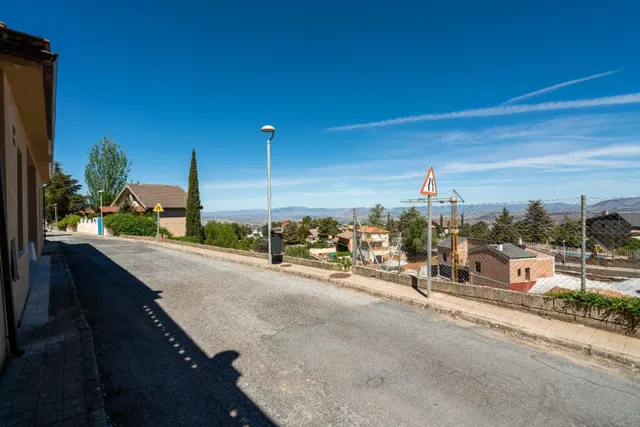 Parcela urbana de 2.000 m2 en la Zubia en un entorno único. — 9